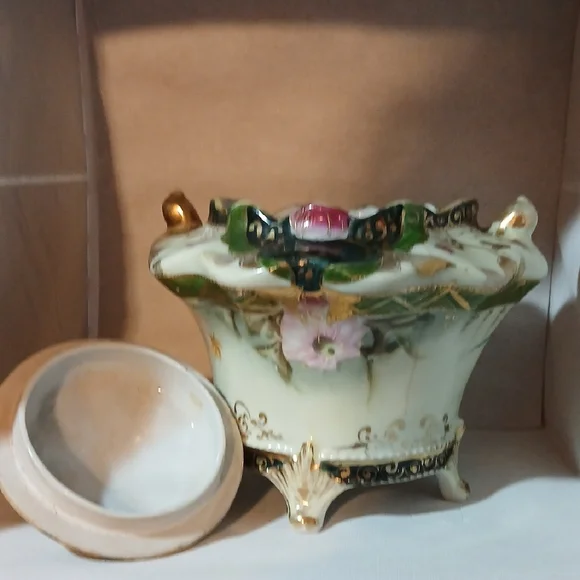 Vintage Elegant Floral Ceramic Art Piece - Picture 5 of 9